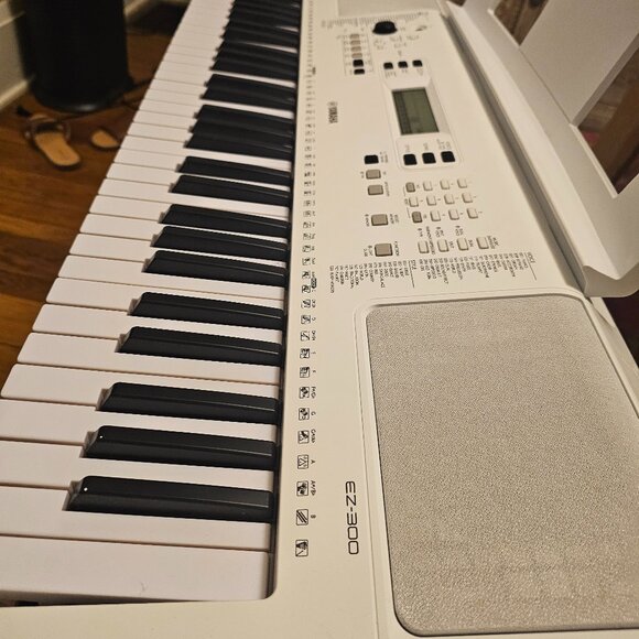 Casio keyboard - Picture 1 of 2